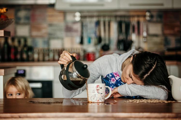 il rapporto tra sonno e dimagrimento, dormire aiuta a dimagrire, perdere peso dormendo, sonno e alimentazione, dimagrire, dieta, sonno