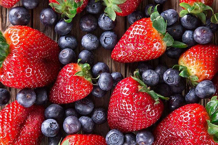 Fragole e mirtilli per mantenersi in forma