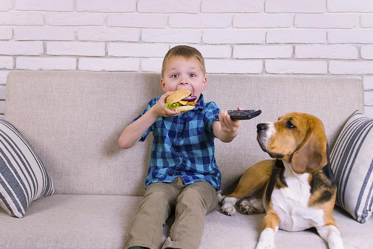 Bambini esposti a troppa pubblicità di cibo non sano