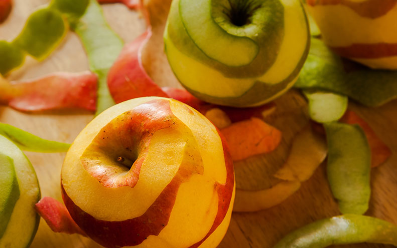 Mangiare frutta e verdura con la buccia