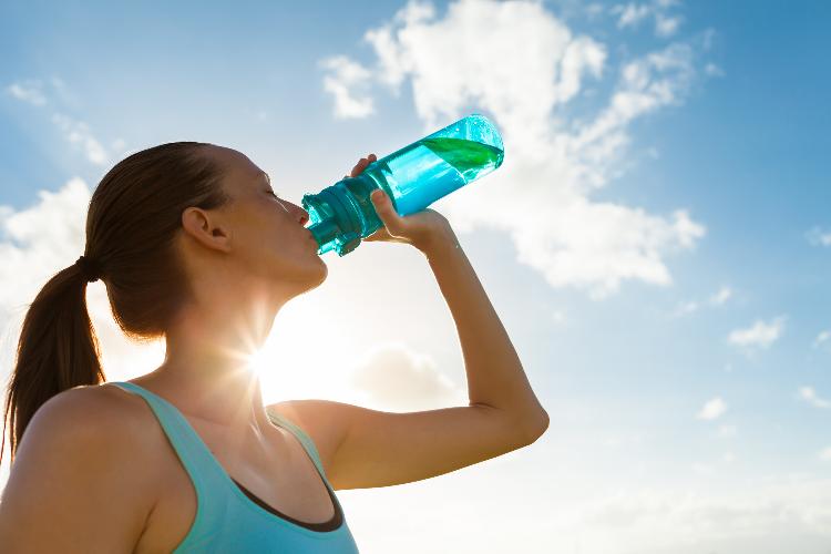 quanta acqua bere, acqua aromatizzata fa male, quanti bicchieri d'acqua al giorno, acqua e sport litri d'acqua in estate, disidratazione estate