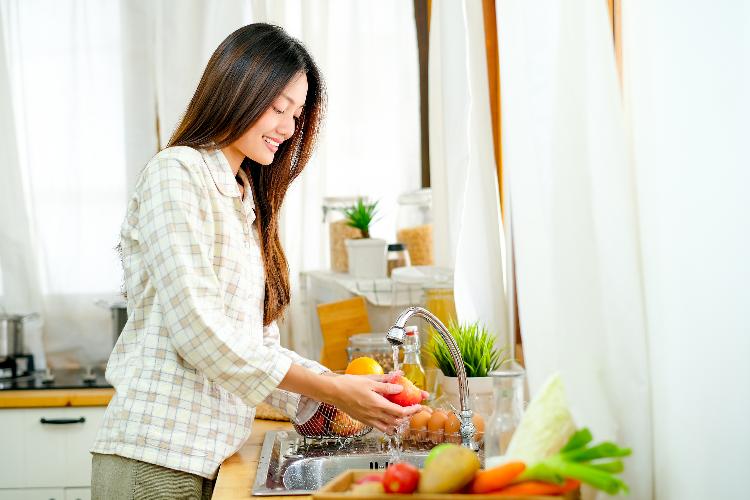 frutta verdura, rischi batteri verdura, rischio salute frutta, verdura cruda rischi, frutta cruda lavata